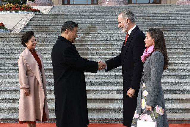 Los Reyes Felipe VI y Letizia saludan al presidente chino, Xi Jinping, y su esposa, a 12 de noviembre de 2025, en Pekín (China).