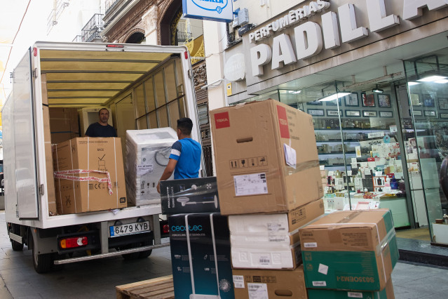 Archivo - Un repartidor trabajando en Madrid