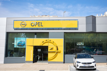 Archivo - Un concesionario de vehículos