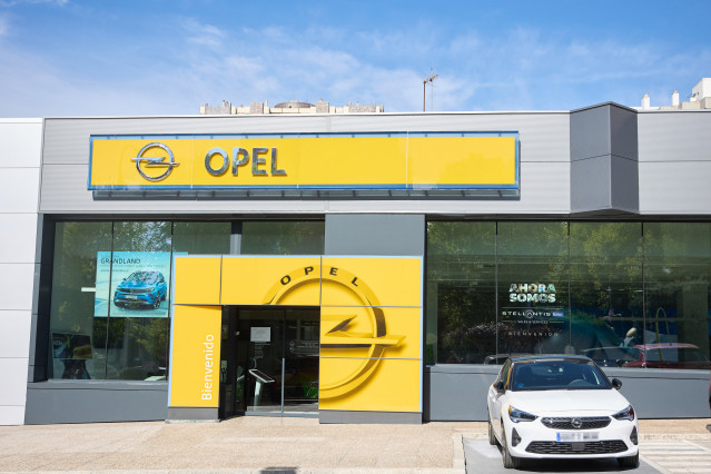 Archivo - Un concesionario de vehículos