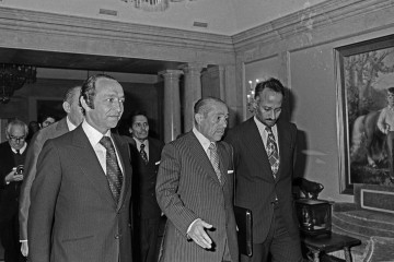 Carlos Arias Navarro, presidente del Gobierno, junto a Ahmed Osman, primer ministro de Marruecos, y Hamdi Ould Mouknass, ministro de Asuntos Exteriores de Mauritania.