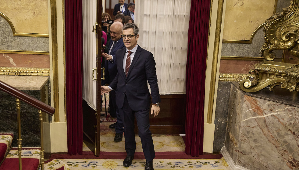 El ministro de la Presidencia, Justicia y Relaciones con las Cortes, Félix Bolaños, a su llegada a una sesión plenaria en el Congreso de los Diputados, a 13 de noviembre de 2025, en Madrid (España