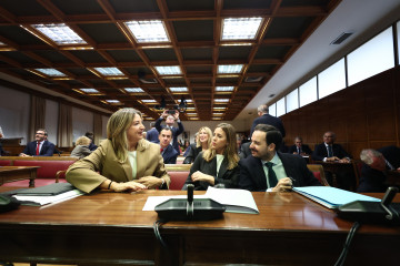 La portavoz del PP en el Senado, Alicia García (i), durante la Comisión de Investigación sobre el 'caso Koldo', en el Senado, a 30 de octubre de 2025, en Madrid (España).