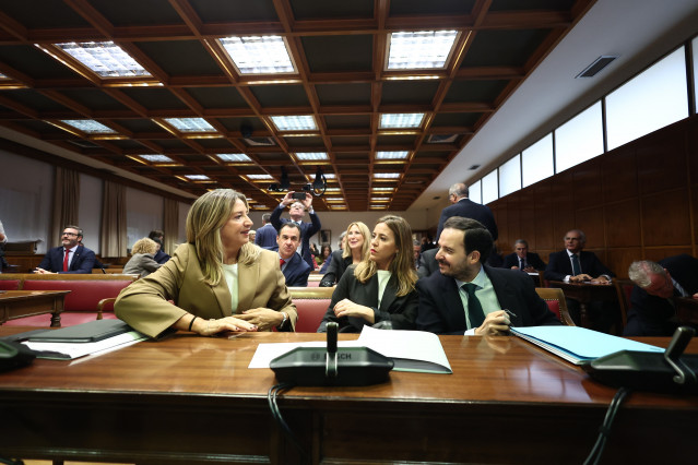 La portavoz del PP en el Senado, Alicia García (i), durante la Comisión de Investigación sobre el 'caso Koldo', en el Senado, a 30 de octubre de 2025, en Madrid (España).