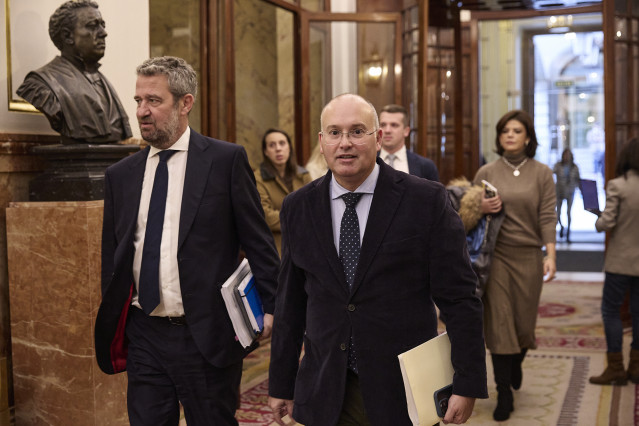 El secretario general del Partido Popular, Miguel Tellado, a su llegada a una sesión plenaria en el Congreso de los Diputados, a 13 de noviembre de 2025, en Madrid (España).
