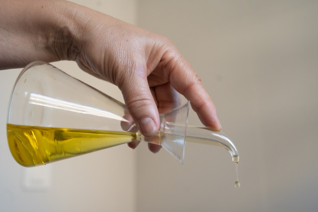 Archivo - Una persona echa aceite de una aceitera, a 21 de junio de 2024, en Barcelona, Cataluña.