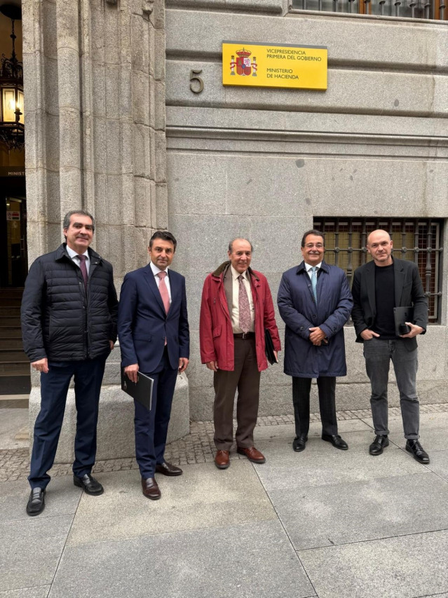 Representantes de Confemetal y de Ascem a las puertas del Ministerio de Hacienda