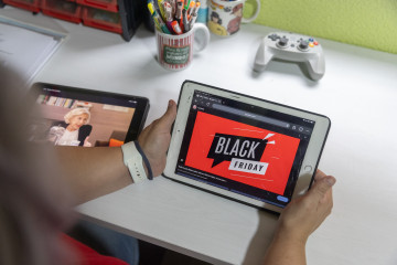 Archivo - Un joven mira una web de compras online.