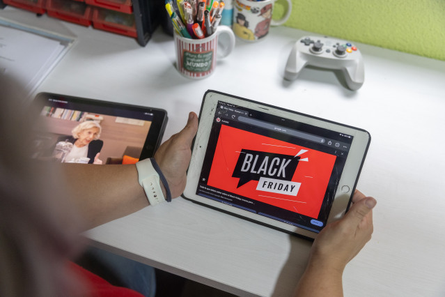 Archivo - Un joven mira una web de compras online.