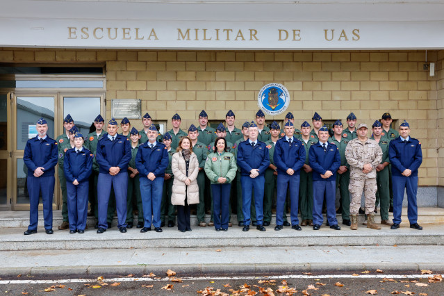 La Ministra De Defensa, Margarita Robles, Visitas Las Escuelas De La Base De Matacán, En Villagonzalo De Tormes (Salamanca).