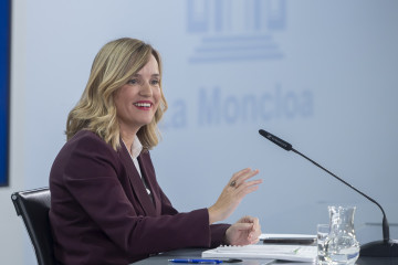 La ministra de educación, formación profesional y deportes, Pilar Alegría, ofrece declaraciones en la rueda de prensa posterior a la reunión del Consejo de Ministros, a 11 de noviembre de 2025, en