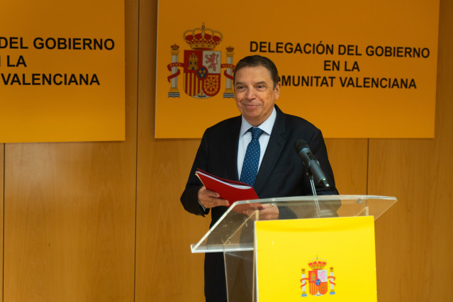 El ministro de Agricultura, Pesca y Alimentación, Luis Planas, valora la labor de Mercasa durante la dana, en rueda de prensa en la sede de la Delegación del Gobierno en la Comunidad Valenciana, a 13 de noviembre de 2025, en Valencia
