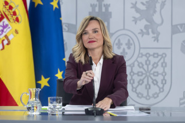 La ministra de educación, formación profesional y deportes, Pilar Alegría, ofrece declaraciones en la rueda de prensa posterior a la reunión del Consejo de Ministros, a 11 de noviembre de 2025, en