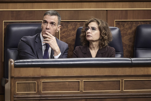 El presidente del Gobierno, Pedro Sánchez, y la vicepresidenta primera y ministra de Hacienda, María Jesús Montero, durante una sesión plenaria en el Congreso de los Diputados, a 13 de noviembre de 2025, en Madrid (España).