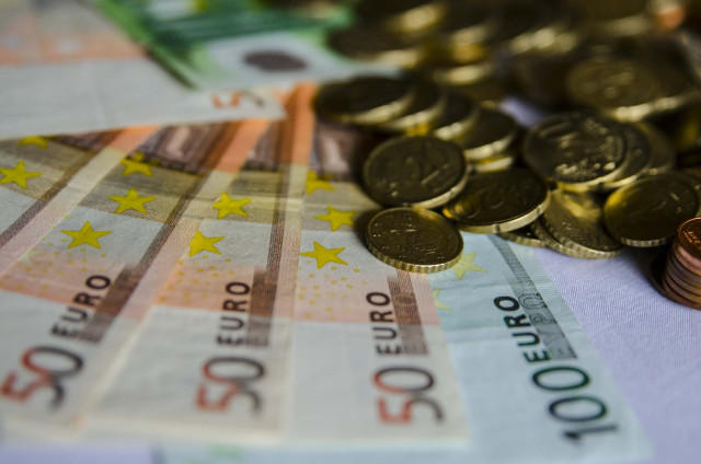 Archivo - Monedas y billetes.