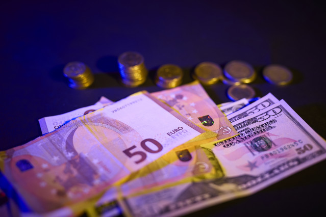 Archivo - Billetes y monedas, a 3 de septiembre de 2025, en Madrid (España).