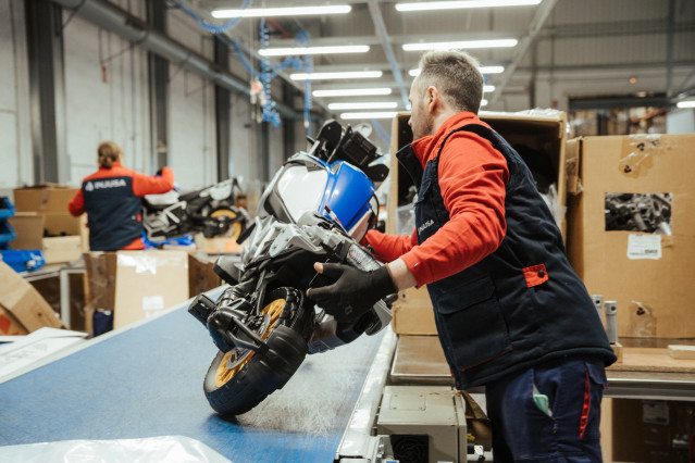 Archivo - Un trabajador en una fábrica de juguetes