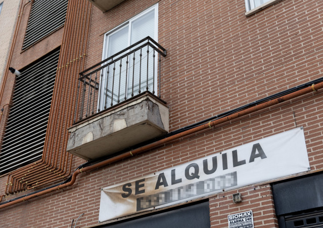 Archivo - Un cartel anunciando un piso en alquiler