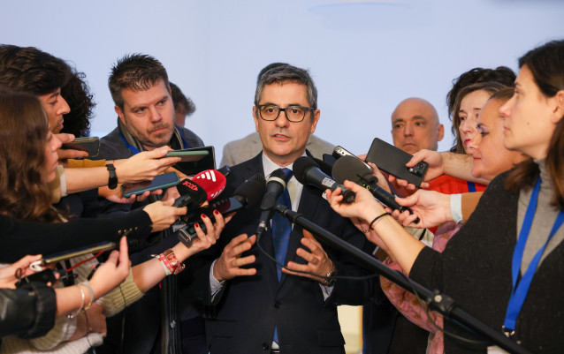 El ministro de la Presidencia, Justicia y Relaciones con las Cortes, Félix Bolaños, atiende a los medios a su llegada para comparecer ante la Comisión de Justicia, en el Congreso
