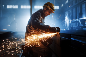 Archivo - Trabajador del acero.