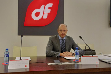 El vicepresidente de la empresa, Jaime Isita, momentos antes de la Junta Extraordinaria de Accionistas de Duro Felguera, celebrada en su sede social de Gijón.