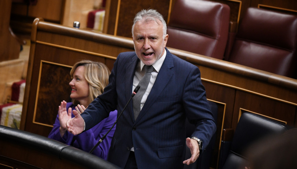 Archivo - El ministro de Política Territorial y Memoria Democrática, Ángel Víctor Torres, interviene durante una sesión de control al Gobierno en el Congreso