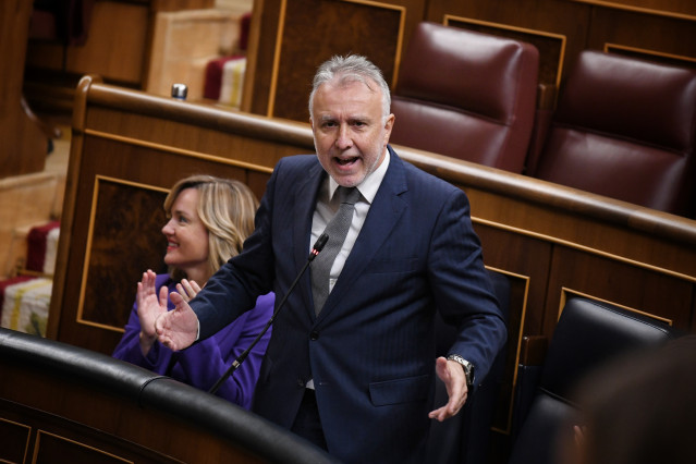 Archivo - El ministro de Política Territorial y Memoria Democrática, Ángel Víctor Torres, interviene durante una sesión de control al Gobierno en el Congreso