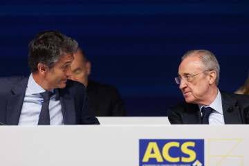 Archivo - El presidente del grupo ACS,  Florentino Pérez (d), conversa con el consejero delegado, Juan Santamaría (i), durante una Junta General de Accionistas del Grupo ACS