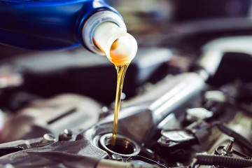 Archivo - Aceite industrial usado.