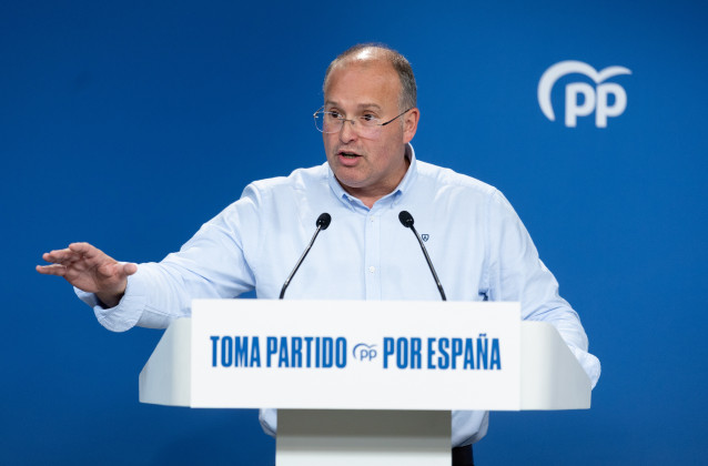 Archivo - El secretario general del Partido Popular, Miguel Tellado, durante una rueda de prensa, en la sede del PP, a 6 de agosto de 2025, en Madrid (España).