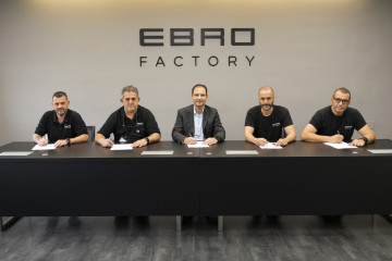 El presidente de Ebro Ev Motors, Rafael Ruiz, y sindicalistas firman el cumplimiento de la contratación de los antiguos empleados de Nissan