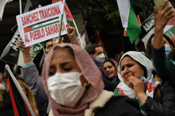 Archivo - Varias personas, con banderas y una pancarta que reza 'Sánchez traiciona al pueblo saharaui', participan en una manifestación convocada por la Coordinadora Estatal de Asociaciones Solidari