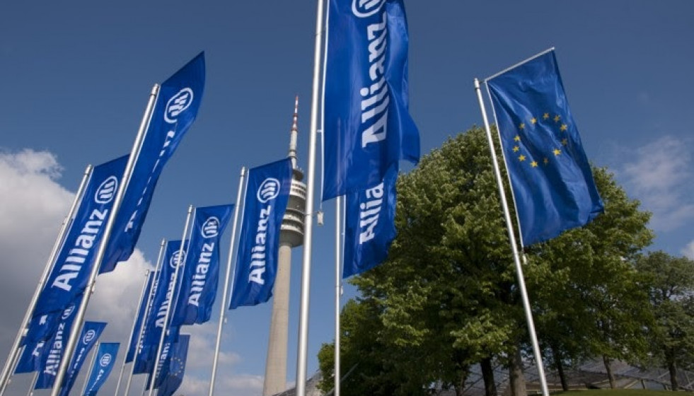 Archivo - Banderas de Allianz Seguros.
