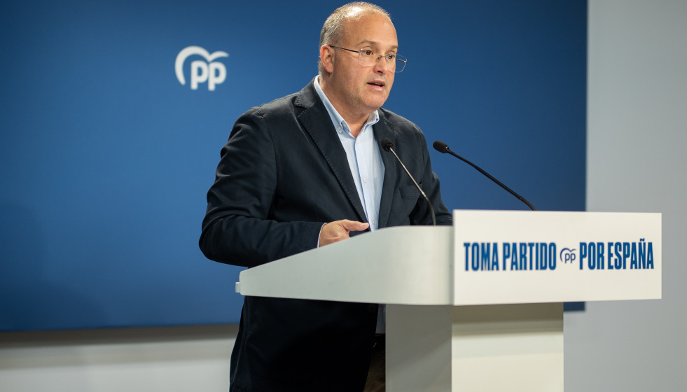 Archivo - El secretario general del Partido Popular, Miguel Tellado, ofrece una rueda de prensa en la sede del PP, a 4 de octubre de 2025, en Madrid (España).