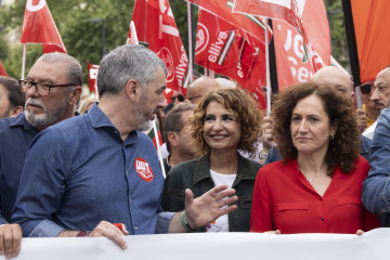 Archivo - De izquierda a derecha, el secretario general de UGT-A, Óskar Martín; la secretaria general del PSOE-A, María Jesús Montero, y la secretaria general de CCOO-A, Nuria López, en la manife