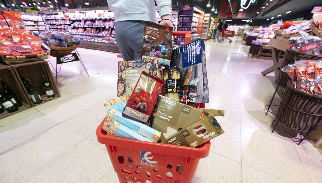 Cesta con productos navideños