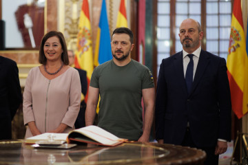 Archivo - (I-D) La presidenta del Congreso de los Diputados, Francina Armengol; el presidente de Ucrania, Volodimir Zelenski, y el presidente del Senado, Pedro Rollán, posan tras la firma del Libro d