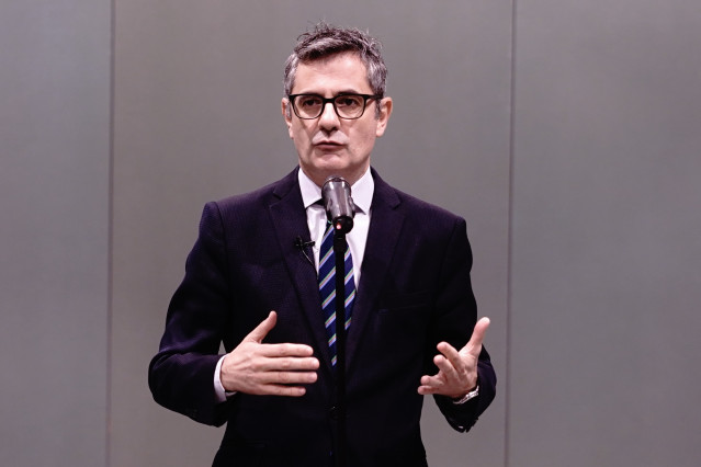 El ministro de Presidencia, Justicia y Relaciones con las Cortes, Félix Bolaños, interviene durante la ceremonia de clausura de la 39ª Asamblea General de la Asociación Judicial Francisco de Vitoria (AJFV), a 14 de noviembre de 2025, en A Coruña, Galicia