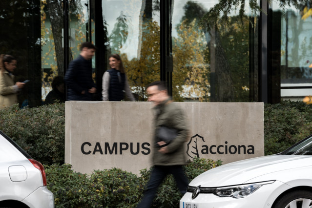 Logotipo de Acciona en la sede de Madrid, a 14 de noviembre de 2025, en Madrid (España). Agentes de la Unidad Central Operativa (UCO) de la Guardia Civil han acudido hoy a varias sedes de la empresa Acciona dentro de una derivada del 'caso Koldo' que se i