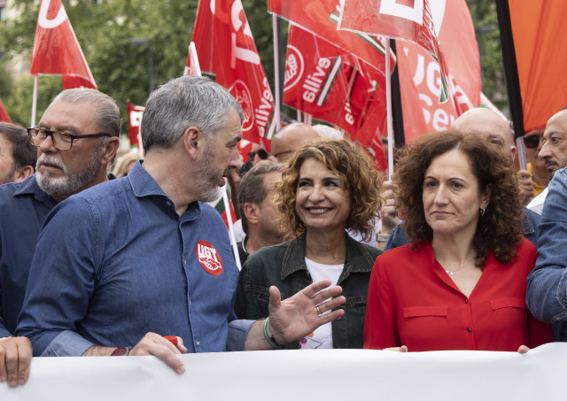 Archivo - De izquierda a derecha, el secretario general de UGT-A, Óskar Martín; la secretaria general del PSOE-A, María Jesús Montero, y la secretaria general de CCOO-A, Nuria López, en la manifestación del 1 de mayo de 2025 en Sevilla. (Foto de archivo).