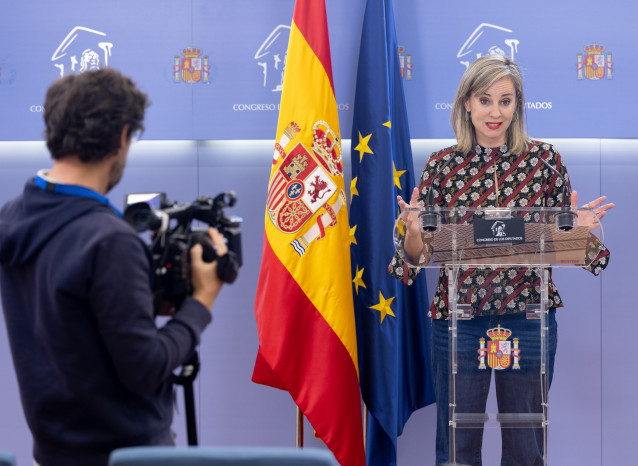 Archivo - La portavoz de Sumar en el Congreso, Verónica Martínez, durante una rueda de prensa, previa a la Junta de Portavoces, en el Congreso, a 14 de octubre de 2025, en Madrid (España).