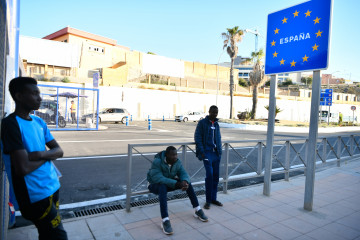 Archivo - Tres personas cruzan la frontera de Marruecos y España el día en que se han abierto las fronteras para trabajadores transfronterizos de Marruecos, en la frontera de Ceuta, a 31 de mayo de 