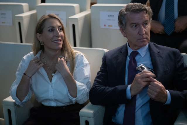 La presidenta de la Junta de Extremadura, María Guardiola, y el presidente del PP, Alberto Núñez Feijóo, durante la gala de los XXIV Premios Autónomo del Año, en el Auditorio Santander, a 27 de octubre de 2025, en Madrid (España).