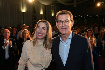 Archivo - El líder del Partido Popular, Alberto Núñez Feijóo, y la presidenta del PP de Extremadura, María Guardiola, participan en un acto público en Badajoz. Imagen de archivo