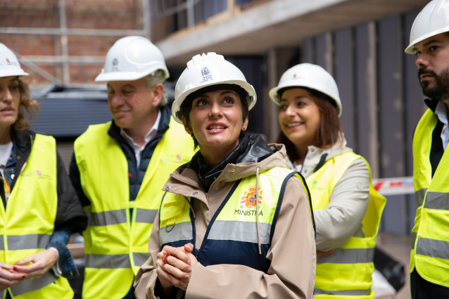 La ministra de Vivienda y Agenda Urbana, Isabel Rodríguez (c), visita una promoción de 50 viviendas de alquiler asequible, en la calle Hijas de la Caridad, 6, a 15 de noviembre de 2025, en Palencia, Castilla y León (España)