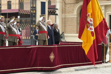 Su Majestad el Rey, Felipe VI, saluda a la bandera nacional tras el acto de rejura de bandera de sus compañeros de la XLV promoción de la Academia General Militar.