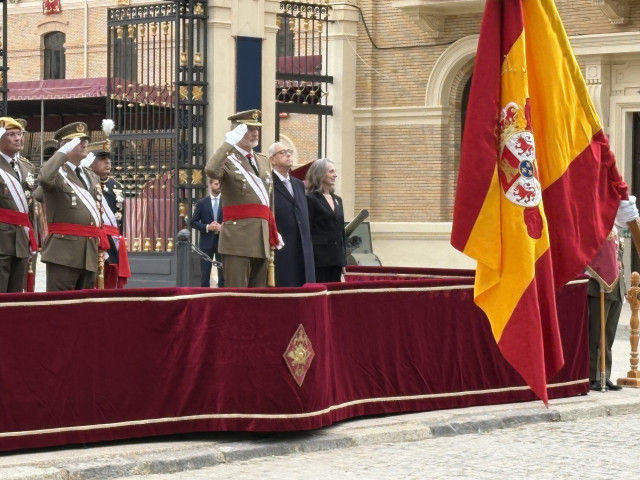 Su Majestad el Rey, Felipe VI, saluda a la bandera nacional tras el acto de rejura de bandera de sus compañeros de la XLV promoción de la Academia General Militar.