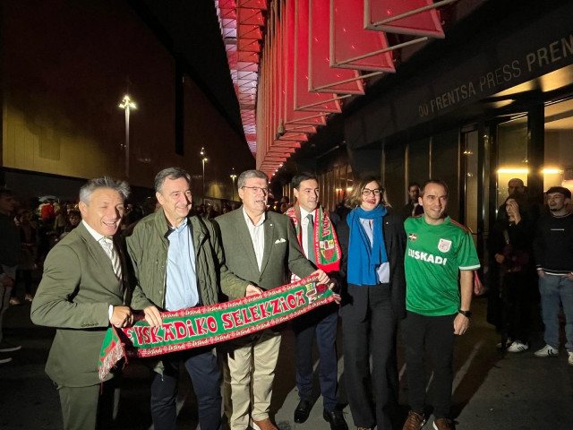 El presidente del PNV, Aitor Esteban, junto al Lehendakari, Imanol Pradales, el presidente del PNV de Bizkaia, Iñigo Ansola, el alcalde de Bilbao, Juuan Mari Aburto, y la diputada general de Bizkaia, Elixabete Etxanobe