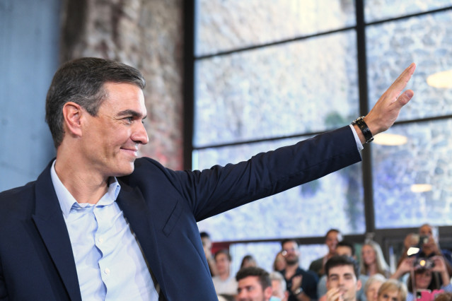 Archivo - El secretario general del PSOE y presidente del Gobierno, Pedro Sánchez, saluda a su llegada a un acto de la campaña 'El Gobierno de la Gente', en el Palacio de Congresos, a 15 de septiembre de 2022, en Toledo, Castilla-La Mancha (España). Este