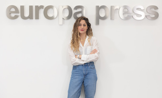 La coordinadora general de Sumar, Lara Hernández, posa tras una entrevista concedida a Europa Press.
